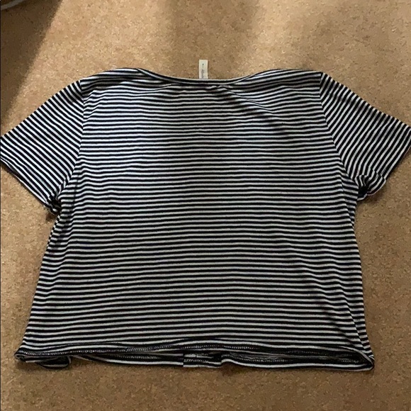 Black and white linned Crop top - Picture 2 of 2